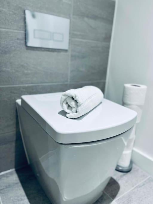 Modern One Bedroom Apartment Near Old Trafford Stadium مانشستر المظهر الخارجي الصورة