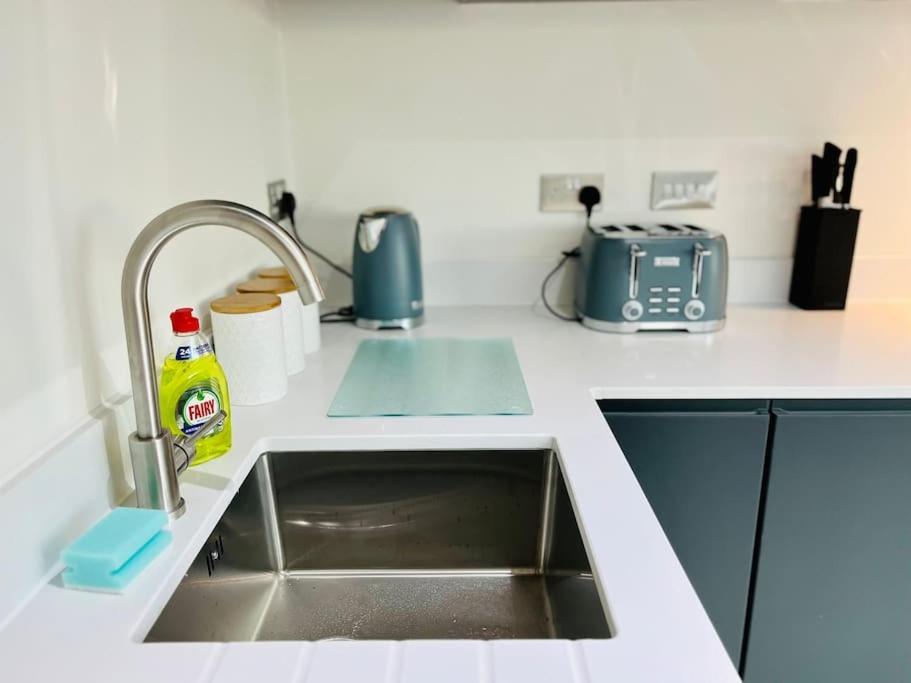 Modern One Bedroom Apartment Near Old Trafford Stadium مانشستر المظهر الخارجي الصورة